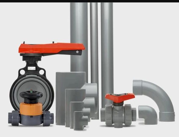 ABS-Systemprogramm: graue Rohre, Fittings und Armaturen für Kälteanwendungen