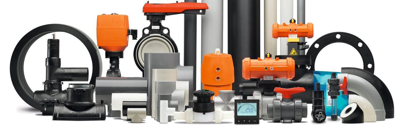 GF-Gesamtprogramm: PE-Elektroschweißfittings, Absperrklappen, PVC-U-Fittings, Kugelhähne, Sensorik und Rohre freigestellt vor weißem Hintergrund