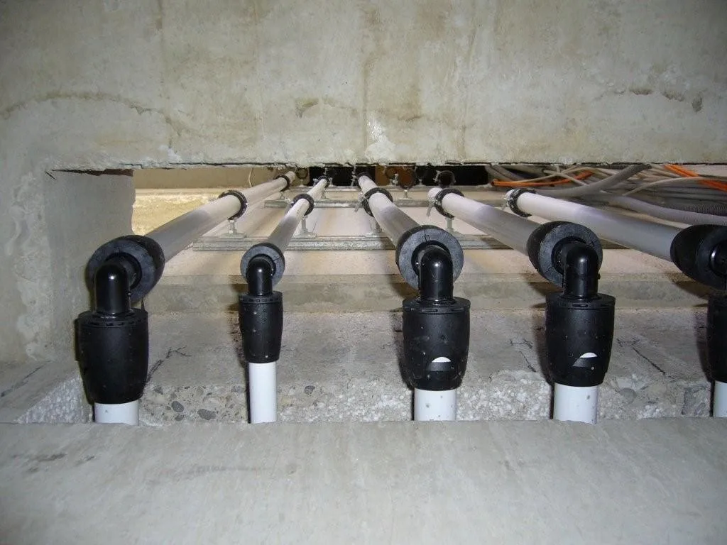 iFIT distribution on site: modules and polybutylene pipes before the screed