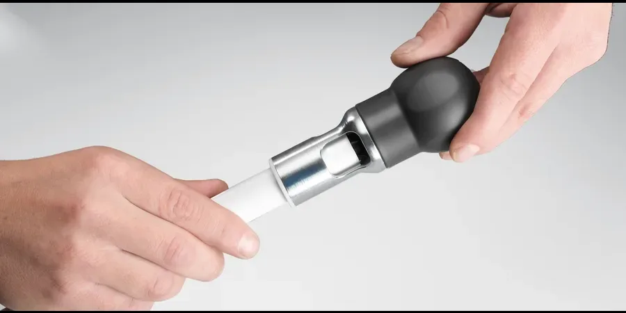 Pipe end inserted in the chamfering and calibrating tool
