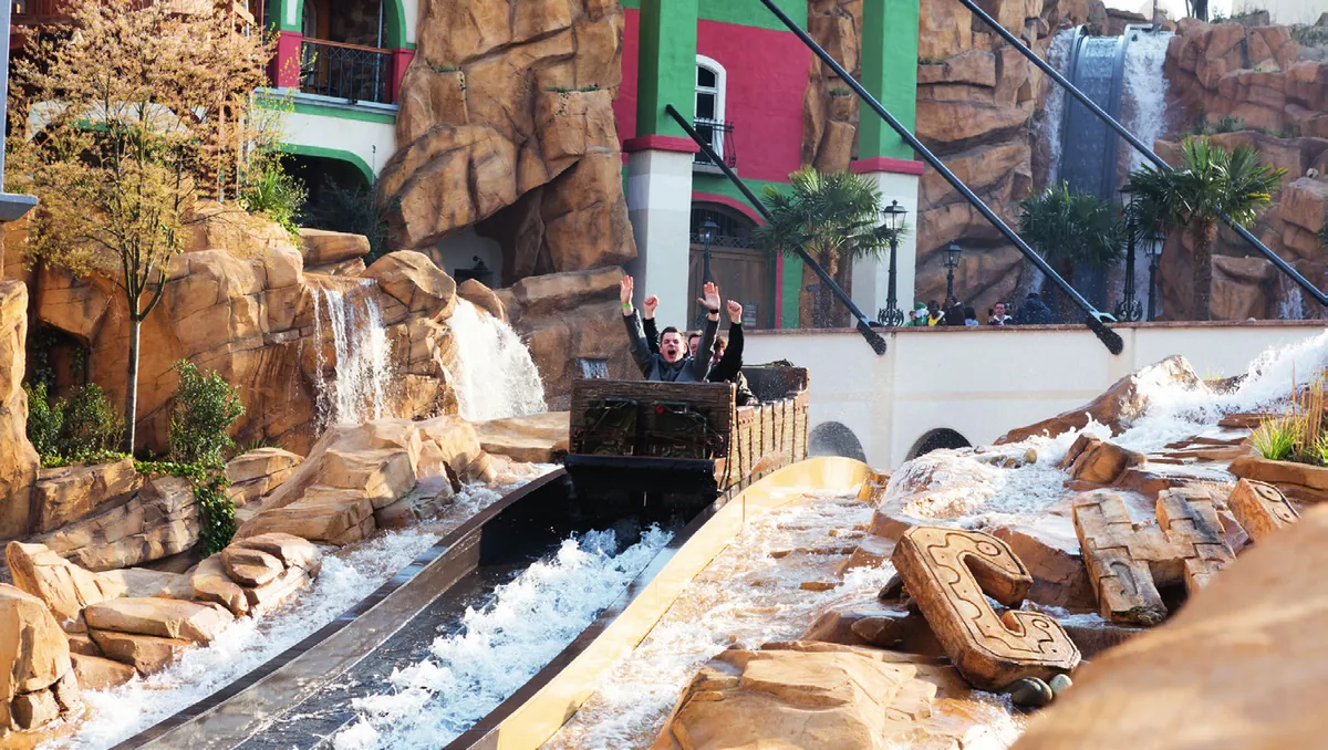 Boot der Wildwasserbahn Chiapas im Phantasialand in der Abfahrt mit Wasserschwall
