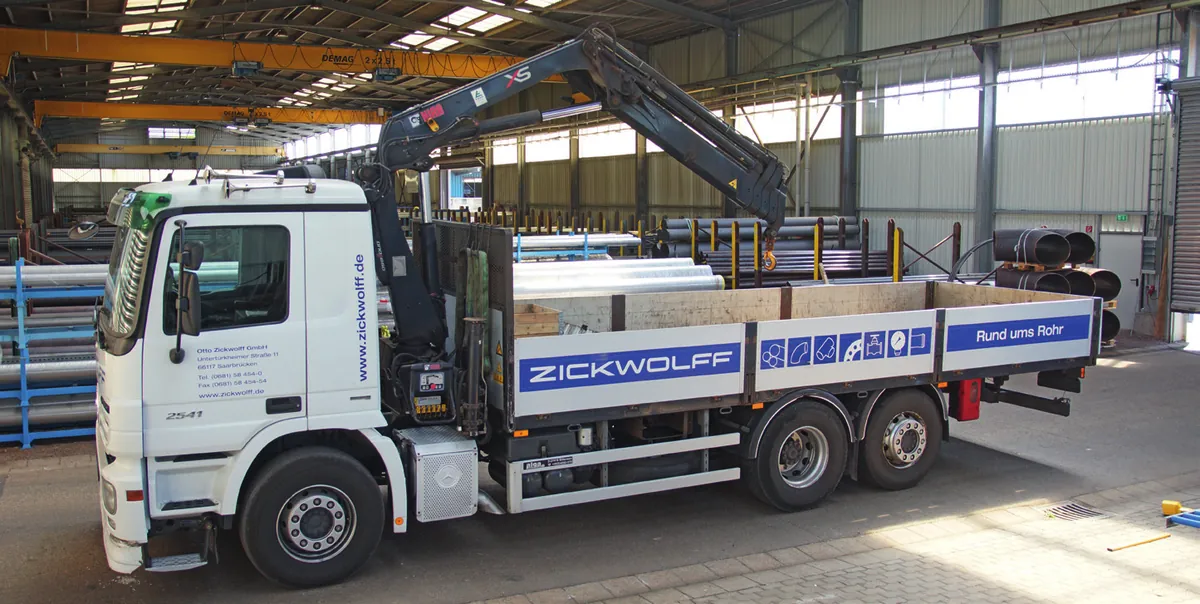 Zickwolff-Lkw mit Ladekran in der Lagerhalle