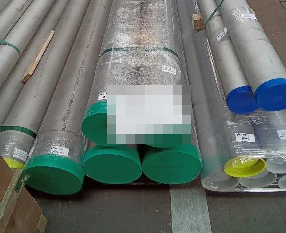 Rohrbündel mit grünen und blauen Endkappen, gestretcht und etikettiert