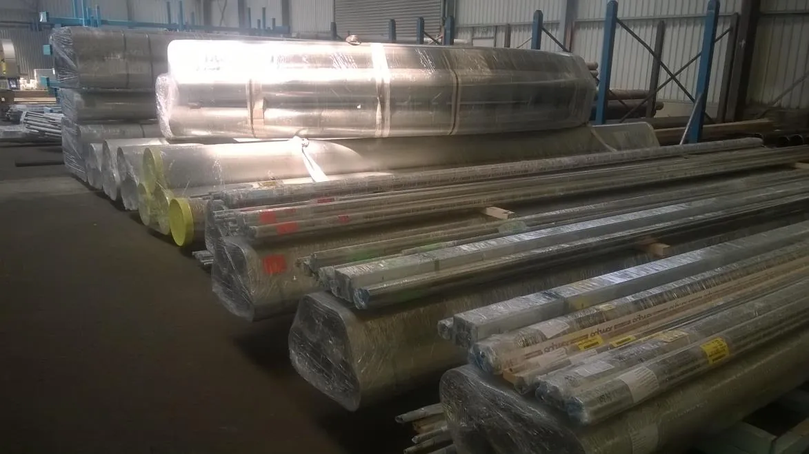 Folienverpackte Rohre und Rohrbündel im Lager