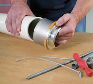 Montage Uponor RS, Schritt 1: Pressadapter wird in das abgelängte und entgratete MLC-Rohr gesteckt