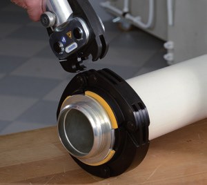 Montage Uponor RS, Schritt 2: Verpressen des Pressadapters mit Pressschlinge und Basispressbacke auf der Werkbank