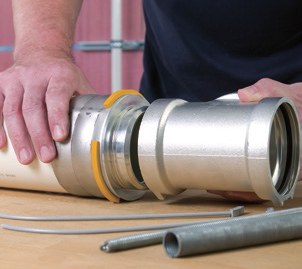Montage Uponor RS, Schritt 3: vormontierter Pressadapter wird in den Grundkörper gesteckt