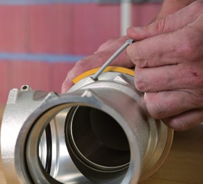 Montage Uponor RS, Schritt 4: Verriegelungselement wird in den Grundkörper eingeschoben